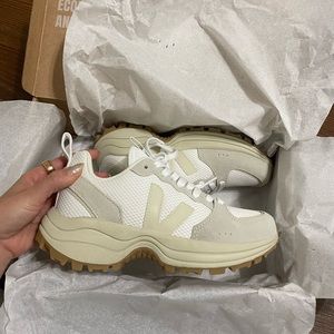 BRAND NEW Veja Venturi Sneakers (Sz 5)